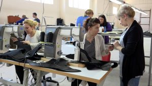 Künzli Factory: Nähereimeisterin bei der Arbeit